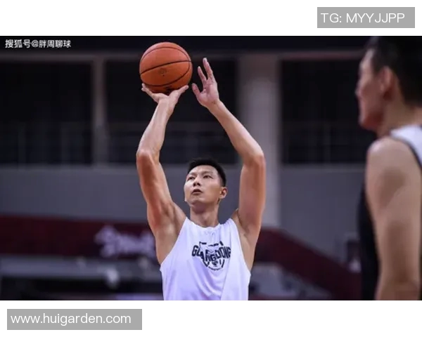 周鹏的篮球传奇之路：从青涩少年到国家队核心的成长历程与奋斗精神